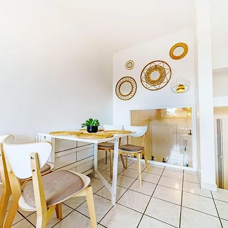 Atypical With Balcony & Interior Stairs Villeurbanne